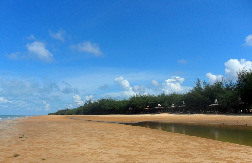 Inilah Pantai Slopeng, Salah satu dari 3 Tempat Wisata Favorit di Madura