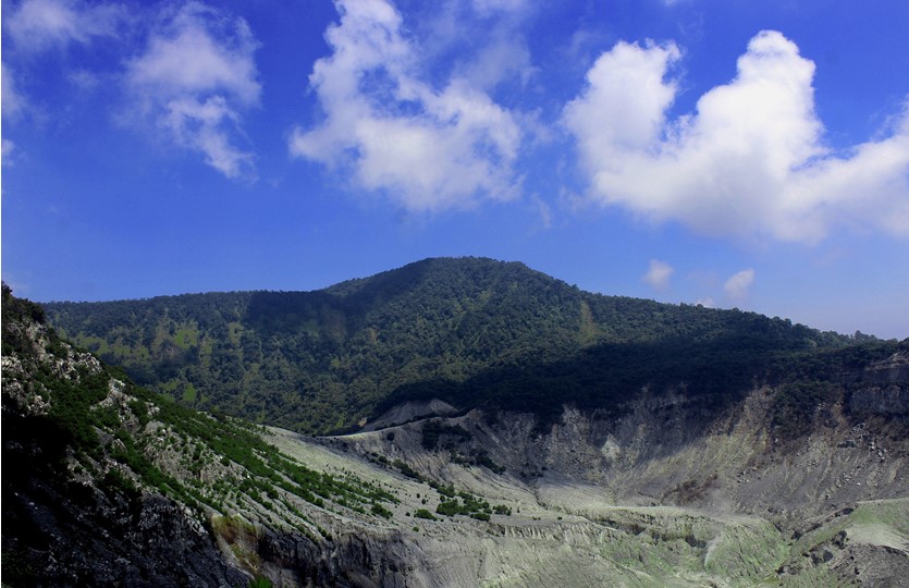 Tangkuban Perahu adalah salah satu dari 3 Tempat Wisata Paling Populer di Bandung